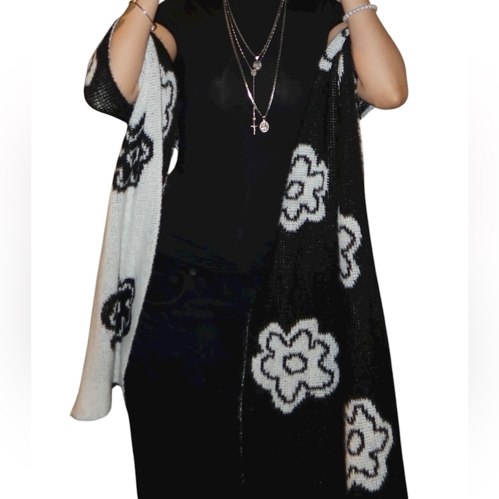 AE American Eagle Wool Blend Oversized Flower / Floral Scarf NWT - Picture 4 of 5